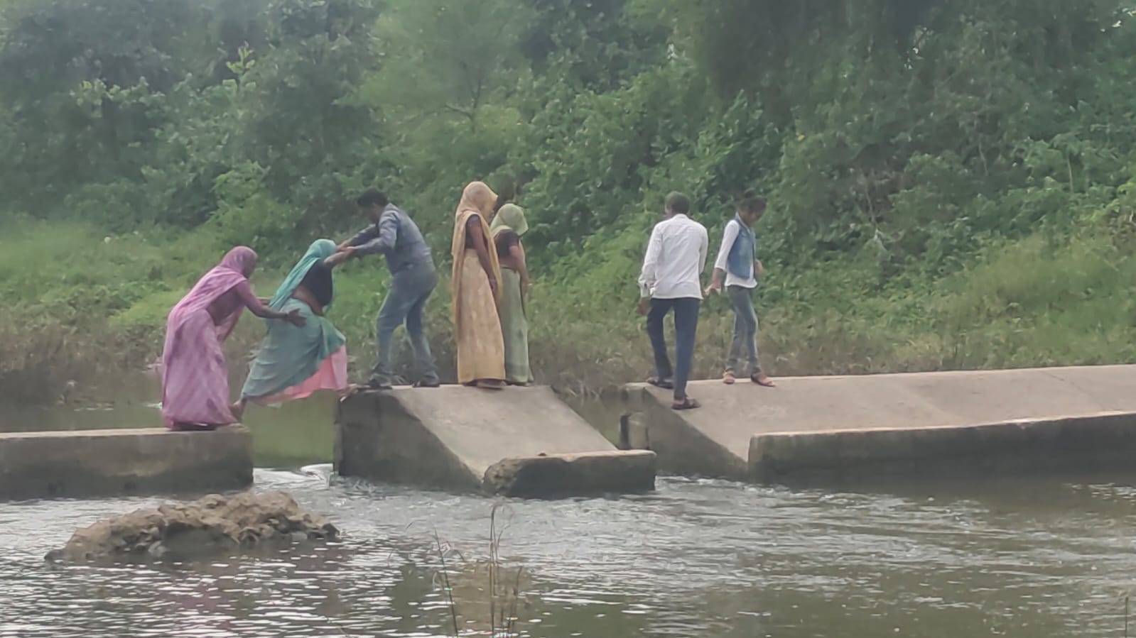 सीहोर में दूधी नदी का कहर: दर्जनों गाँवों का रास्ता बंद 3 1760174388 WhatsApp Image 2025 10 11 at 13.46.02